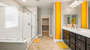 un baño con ducha y lavabo en Kaleidoscope by AvantStay Colorful Escape Pool, en Indio 34 fotos más