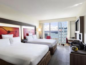 um quarto de hotel com duas camas e uma grande janela em Novotel Wellington em Wellington mais 34 fotografias