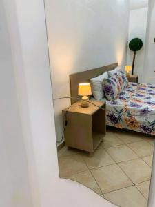 eine Spiegelung eines Schlafzimmers mit einem Bett und einer Lampe in der Unterkunft Il Fico d'India - Home Salento com in Ugento + 38 Fotos