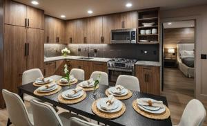 Una cocina y un comedor con mesa y sillas. en Newly Renovated 4BR 3BA in Aspen's Core, en Aspen