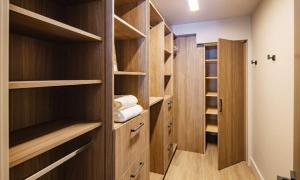 vestidor con armarios de madera y toallas en Newly Renovated 4BR 3BA in Aspen's Core, en Aspen