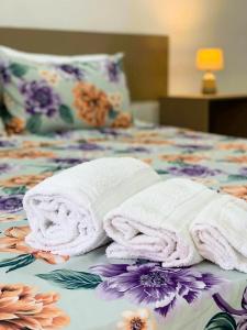 zwei Handtücher liegen auf einem Bett in der Unterkunft Il Fico d'India - Home Salento com in Ugento