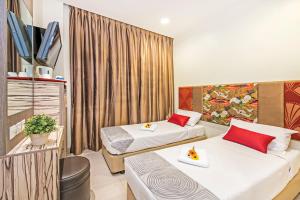 une chambre d'hôtel avec deux lits et un canapé dans l'établissement Hotel 81 Osaka, à Singapour