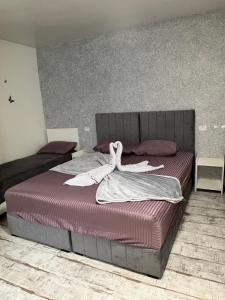 Un dormitorio con una cama grande con sábanas blancas. en Ama, en Constanţa