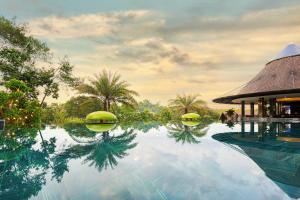een zwembad in een resort met bomen op de achtergrond bij Valley De Mango Hue in Thôn Châu Chữ