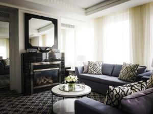 Una sala de estar con un sofá y una chimenea. en Sofitel Lafayette Square Washington DC, en Washington