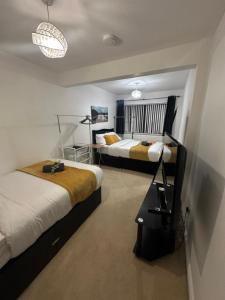 Katil atau katil-katil dalam bilik di The Kyoto House - Four Spacious Cosy Bedrooms I Netflix & Large Rooms