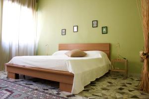 マテーラにあるTerra Lucana B&Bの緑の壁のベッドルームのベッド1台