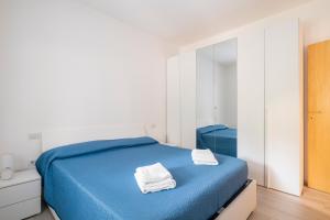 アルバタックスにあるLa Casa di Samuのベッドルーム(青いベッド1台、鏡付)