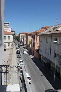 een uitzicht op een straat met geparkeerde auto's bij Mille Charme and Relais in Sassari
