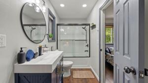un baño con lavabo y espejo en The Tranquil Trails by AvantStay Lake Access Deck Fireplace, en Albrightsville 43 fotos más