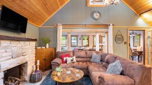 Posezení v ubytování Arrowhead Lake Retreat by AvantStay Shared Pool Game Room Firepit