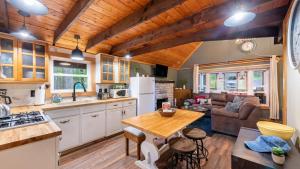 Kuchyň nebo kuchyňský kout v ubytování Arrowhead Lake Retreat by AvantStay Shared Pool Game Room Firepit