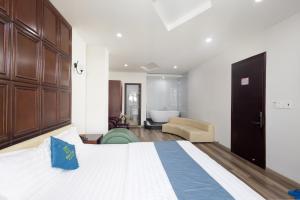 1 dormitorio con 1 cama y baño en Bình Triệu Hotel - Gò Vấp, en Ho Chi Minh 49 fotos más