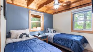 Postel nebo postele na pokoji v ubytování Arrowhead Lake Retreat by AvantStay Shared Pool Game Room Firepit + 34 fotografií