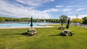 Bazén v ubytování Arrowhead Lake Retreat by AvantStay Shared Pool Game Room Firepit nebo v jeho okolí