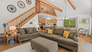 Gallery image of Lake Pool Access Game Room Firepit Deck Tawny and Peaceful by AvantStay in Arrowhead Lake