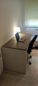 a laptop computer sitting on top of a desk at Habitación en piso compartido in Terrassa