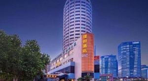 上海市にあるHongqiao Pujue International Zhongshan Park Metro Stationの高層ビルが立ち並ぶ都市にある高層ビル