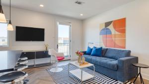 een woonkamer met een blauwe bank en een tv bij The Carter by AvantStay Spacious Stay Near Downtown in Nashville