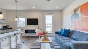 a living room with a couch and a kitchen at The Carter by AvantStay Spacious Stay Near Downtown in Nashville +227 photos