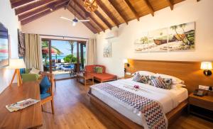 sypialnia z łóżkiem w pokoju w obiekcie Reethi Faru Resort - Stay 5 Nights or more & Enjoy a Free Sunset Cruise w mieście Raa Atoll +204 zdjęcia
