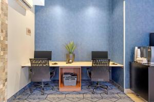 an office with two chairs and a desk with a computer at Quality Inn Centre-Ville in Montréal +33 photos