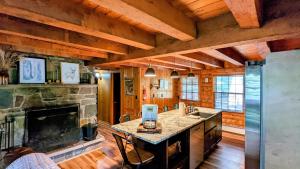 Fotografie z fotogalerie ubytování Hickory Cabin by AvantStay Firepit Hot Tub Game Room Great Location v destinaci Palmerton