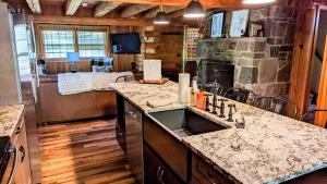 Fotografie z fotogalerie ubytování Hickory Cabin by AvantStay Firepit Hot Tub Game Room Great Location v destinaci Palmerton + 33 fotografií