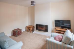 a living room with a couch and a fireplace at Town Centre Apartment Perfect Location with on-street parking in Stratford-upon-Avon
