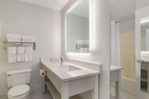Phòng tắm tại MainStay Suites Greensboro +4 ảnh