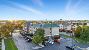 Una vista aérea de un edificio con estacionamiento. en Country Inn & Suites by Radisson, Merrillville, IN, en Merrillville