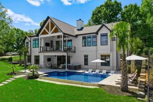une maison avec une piscine dans la cour dans l'établissement Hogan Crest, à Mooresville