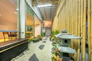 Una casa para pájaros en el pasillo de un edificio. en SHIN Hotel Victory Monument, en Bangkok