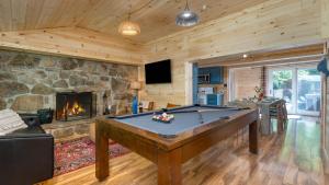 Biliár nebo kulečník v ubytování The Rustic Cottage by AvantStay Hot Tub Fire Pit Pool Table 5mins to Town