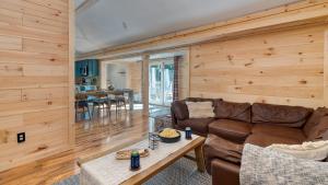 Posezení v ubytování The Rustic Cottage by AvantStay Hot Tub Fire Pit Pool Table 5mins to Town