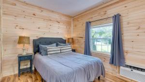 Postel nebo postele na pokoji v ubytování The Rustic Cottage by AvantStay Hot Tub Fire Pit Pool Table 5mins to Town