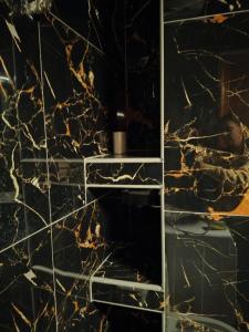 塞雷Modern central apartment的浴室设有大理石墙和镜子