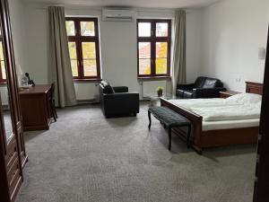 トルナヴァにあるSaint Michael - Garni Hotelのベッドルーム(ベッド1台、椅子、窓付)