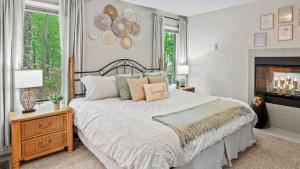 a bedroom with a large bed and a fireplace at The Boulder Inn by AvantStay Indoor Hot Tub Game Room Outdoor Fire Pit in Lake Harmony +56 photos