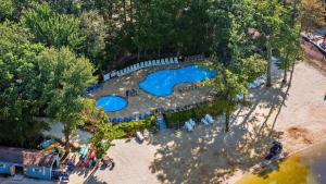 Piscina de la sau aproape de The Boulder Inn by AvantStay Indoor Hot Tub Game Room Outdoor Fire Pit