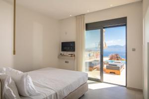アギオス・ニコラオスにあるHorizon View Villaのベッドがあり海が見える寝室 +39枚の写真