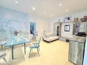 a living room with a table and chairs at Kunstapartment mit 2 Schlafzimmer Max 4 Personen in Spitz