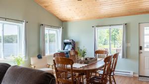 Φωτογραφία από το άλμπουμ του The Lake Life by AvantStay Lakefront View Hot Tub σε Arrowhead Lake