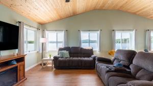 Χώρος καθιστικού στο The Lake Life by AvantStay Lakefront View Hot Tub