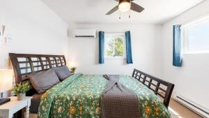 Ένα ή περισσότερα κρεβάτια σε δωμάτιο στο The Lake Life by AvantStay Lakefront View Hot Tub