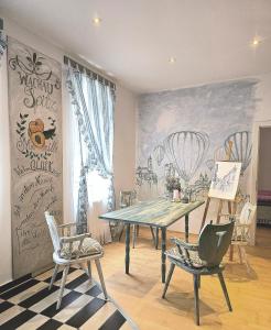 a dining room with a table and chairs at Kunst Apartment im Schwalbenhaus in Spitz