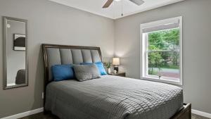 เตียงในห้องที่ Nittany Cabin by AvantStay Lakefront, View, Firepit