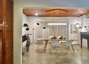 una sala da pranzo con un tavolo e sedie bianche di Chic Designer Master Bedroom in Shared Bungalow near LRT SS1 PJ a Petaling Jaya Altre 14 foto