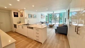 una cucina a pianta aperta e un soggiorno con divano di On The Doorstep Of Woorim Surf Beach a Woorim